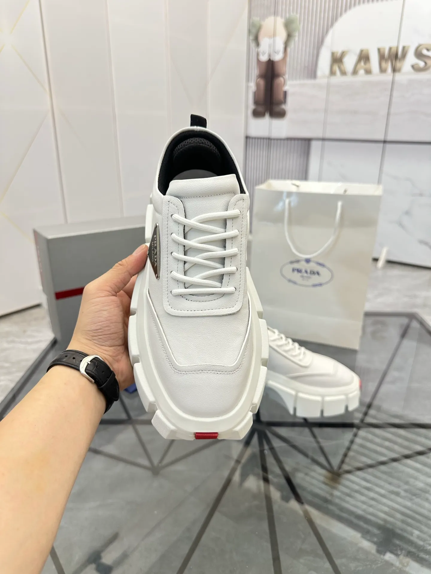 Selling men's shoes 💰: 💰P560¥ High-end top quality Product trademark: Prada * "Prada*" low-top casual shoes Regular size: 35-45 (can be customized to 46) Couple style Product material: imported first-layer cowhide leather upper, breathable lining, original outsole. No.: H201